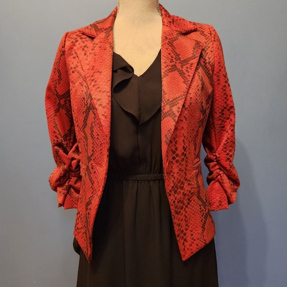 🌟Snakeskin print blazer